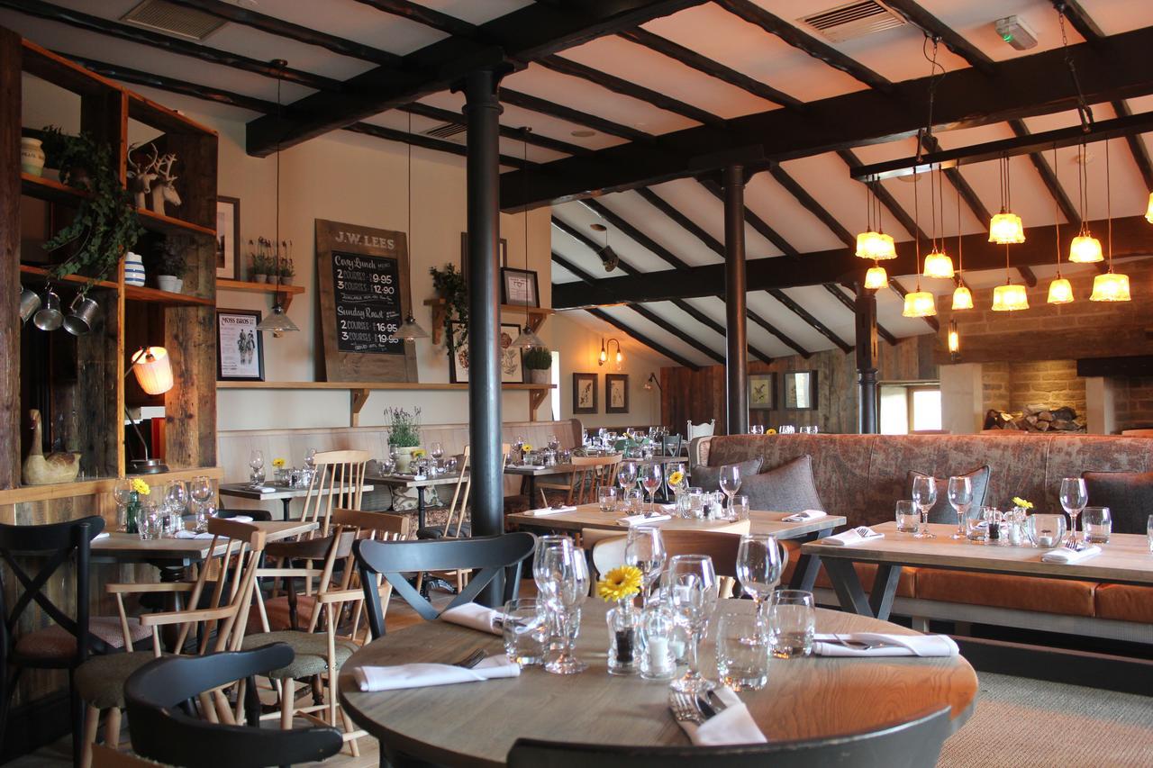 The Huntsman Inn โฮล์มเฟิร์ธ ภายนอก รูปภาพ